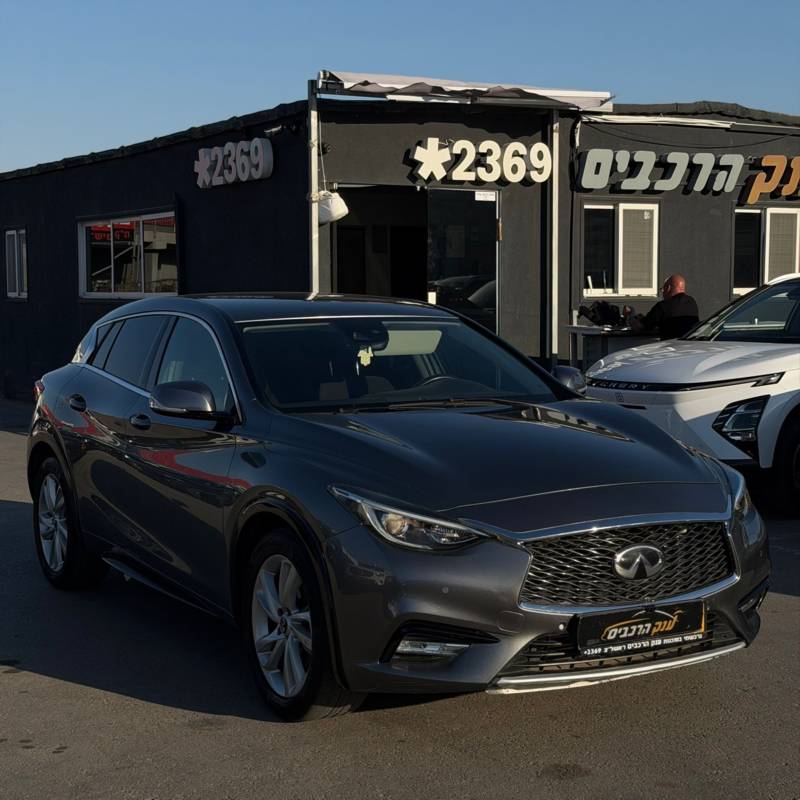 �����INFINITI Q30