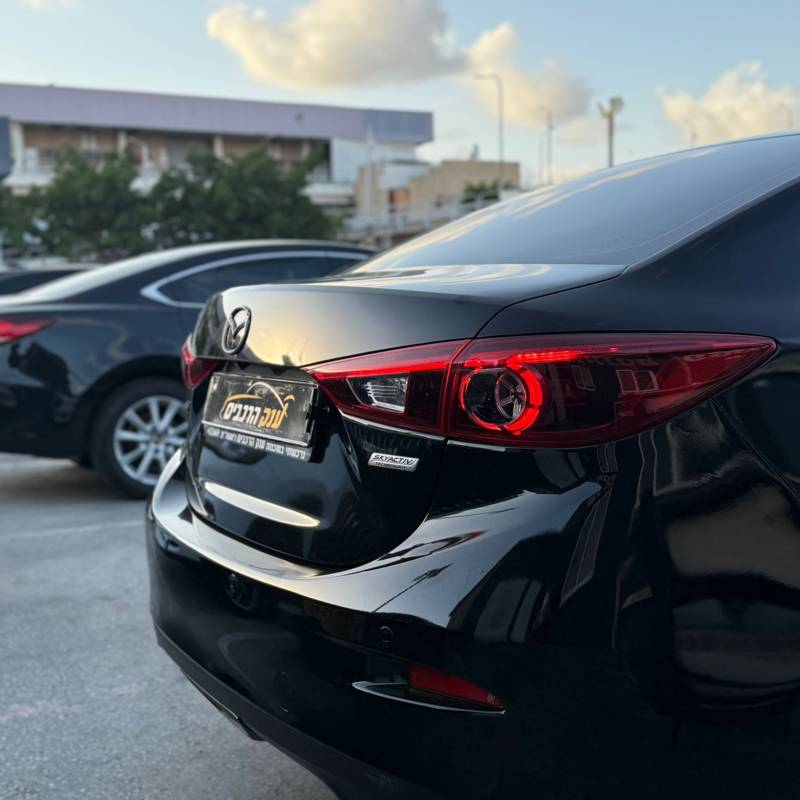  MAZDA 3 -  3