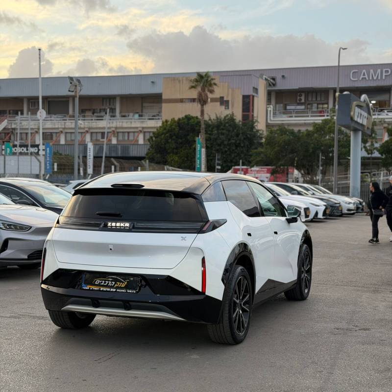 ���� ZEEKR X - ����� 3