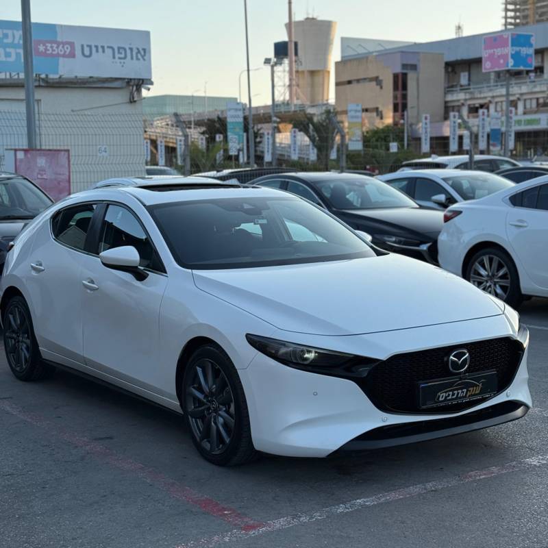  MAZDA 3 -  4
