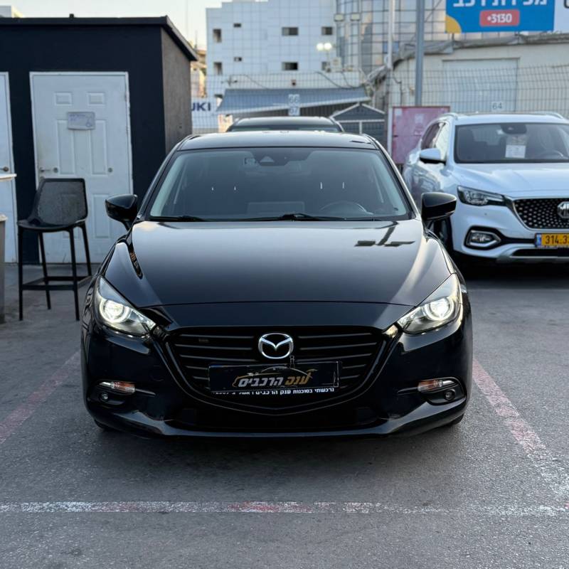 MAZDA 3 -  4