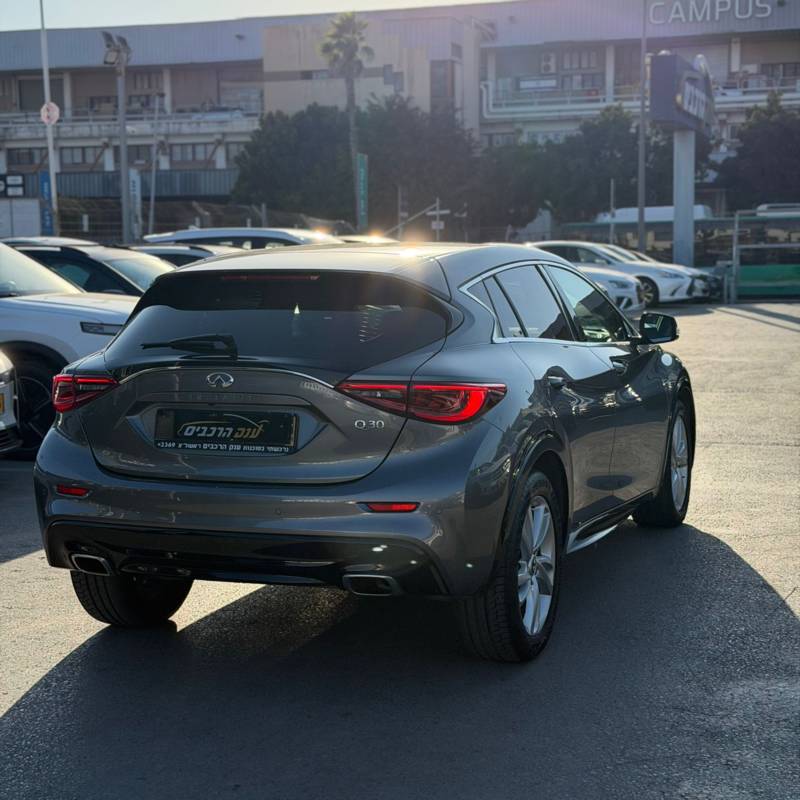 ����� INFINITI Q30 - ����� 4