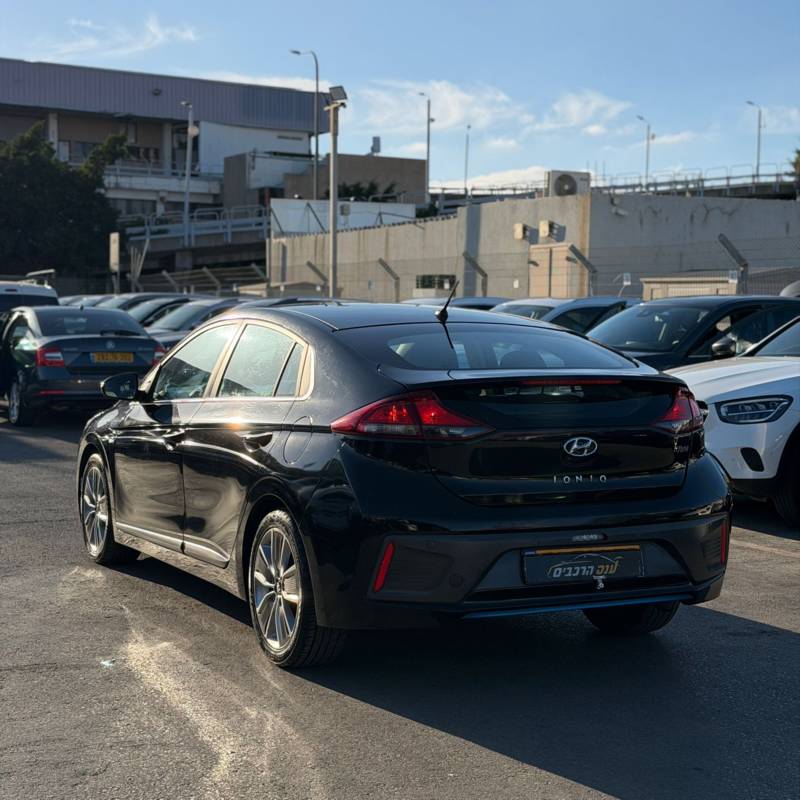 ������ IONIQ HYBRID - ����� 5