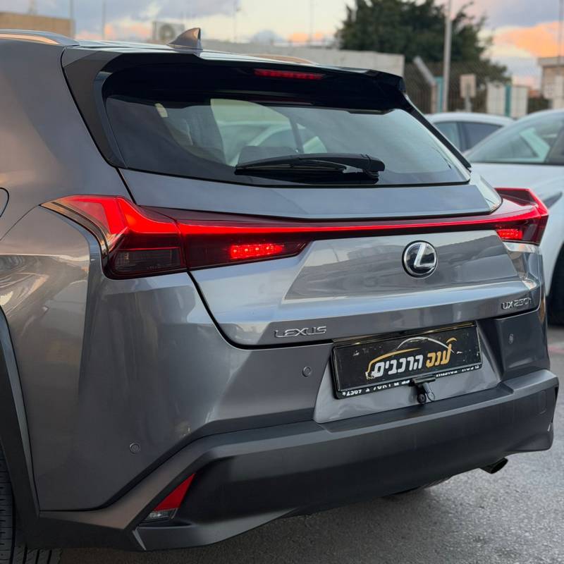 ����� LEXUS UX250H - ����� 5