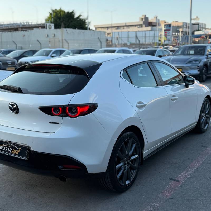  MAZDA 3 -  8