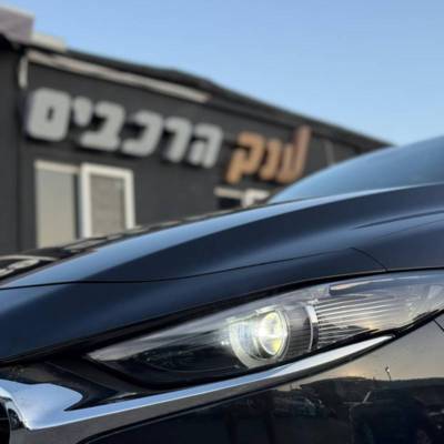  MAZDA 3 -  4